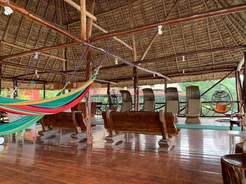 Napo-Wildlife-Lodge-Warteraum-Steg